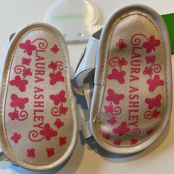 Laura Ashley SZ 2 Open Toe Baby Sandals Flower Shoes New - Picture 3 of 8